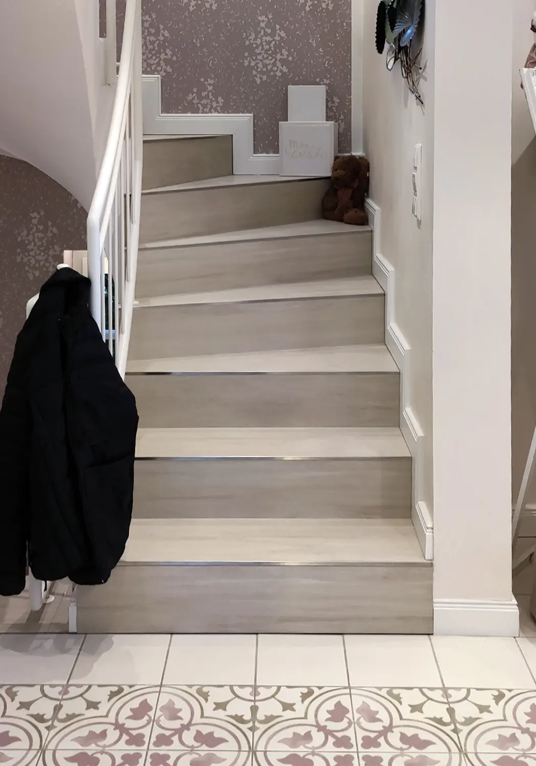 Treppe mit Musterfliesen