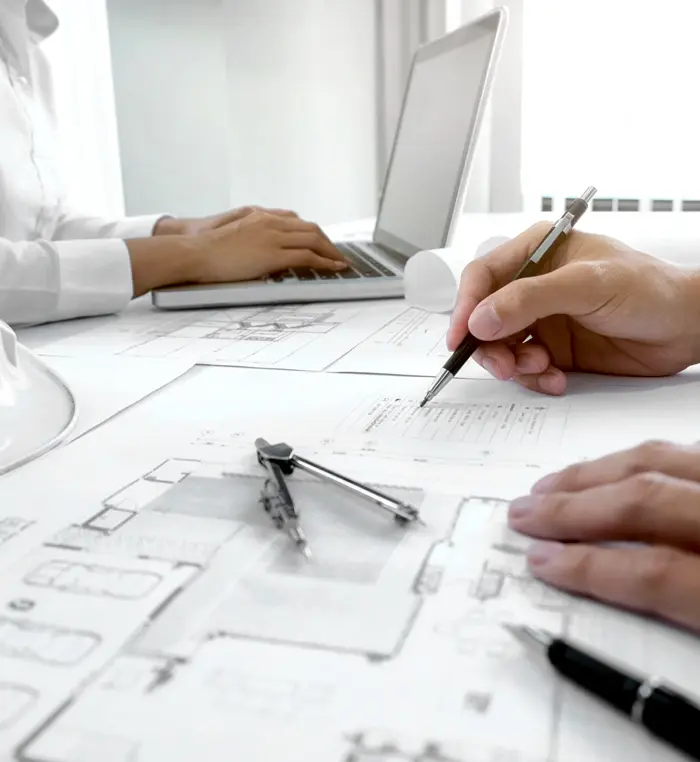 Planung eines Fliesenprojekts mit Materialmustern und Zeichnung